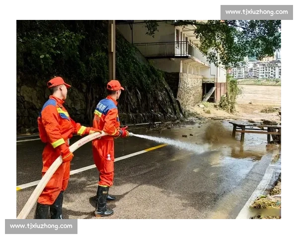 洪水中的生命托举：榕江消防员用身躯筑起 “避风港”